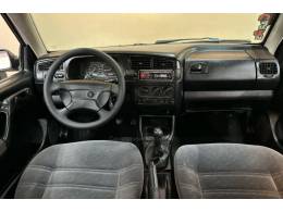 VOLKSWAGEN - GOLF - 2004/1997 - Branca - R$ 33.900,00