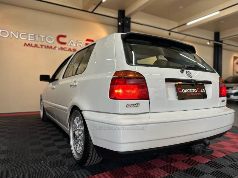 VOLKSWAGEN - GOLF - 2004/1997 - Branca - R$ 33.900,00